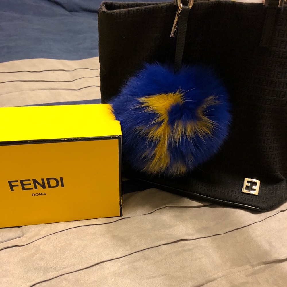FENDI TOTE / Authentic key pom-pom